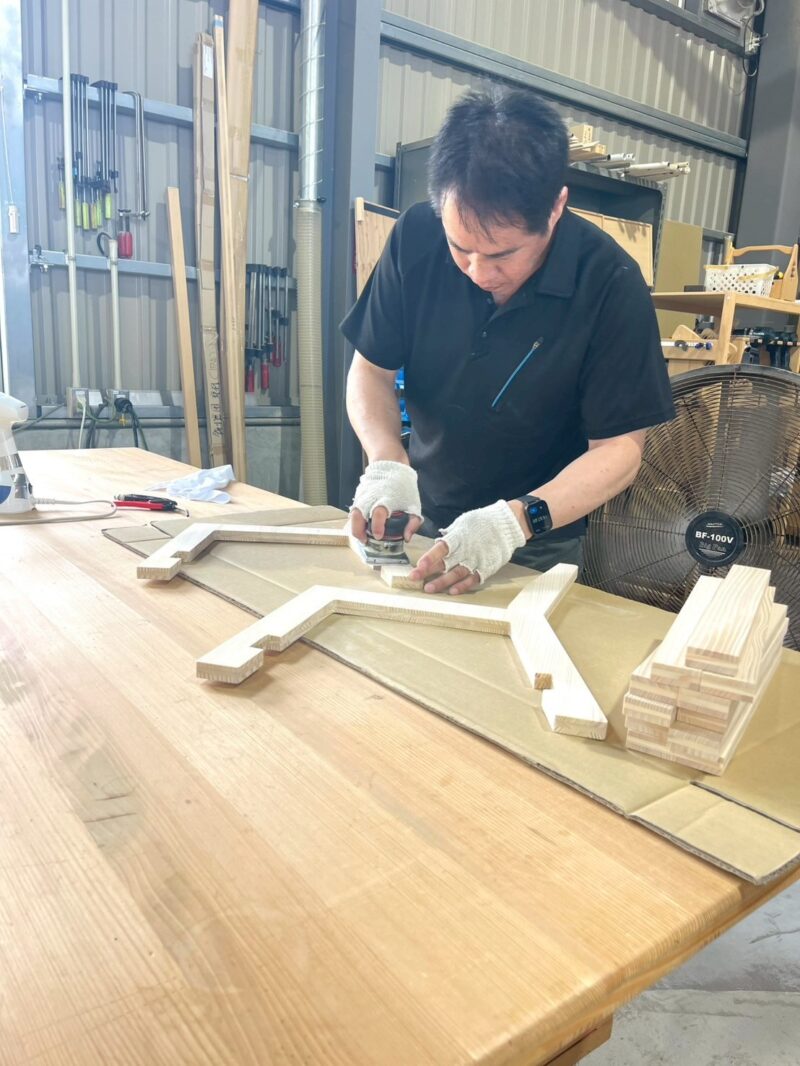 真剣に作業する職人の様子