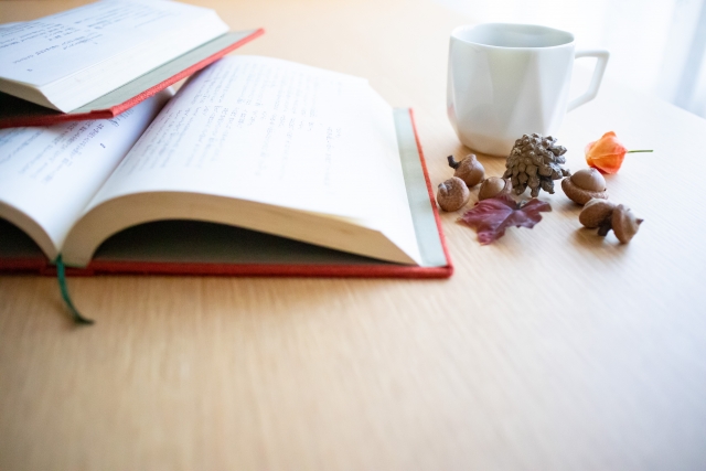 本とコーヒーの画像
