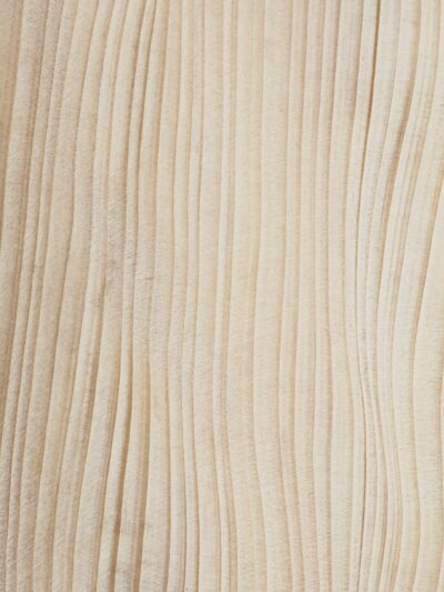 調湿性と耐久性に優れる木材の柾目（まさめ）の木目パターン