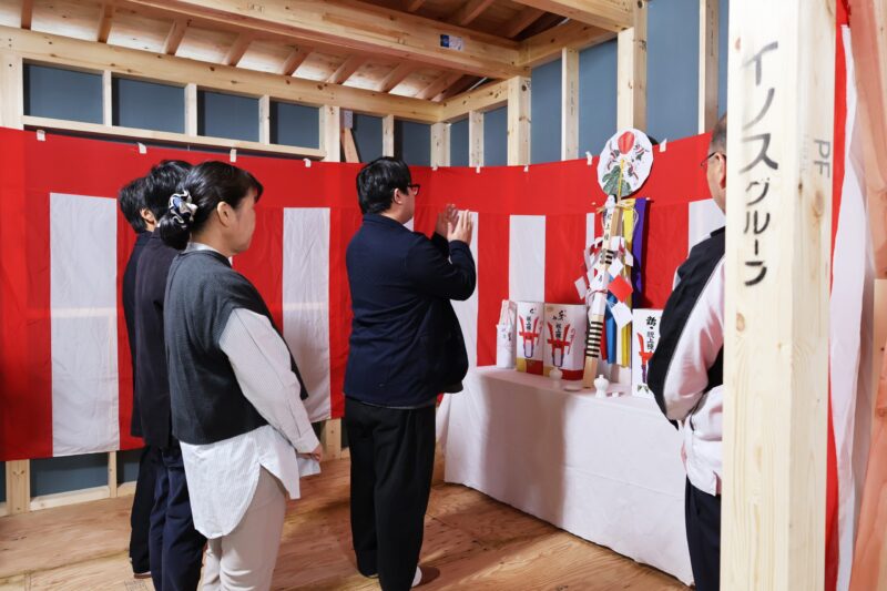 祭壇にお参りをする画像