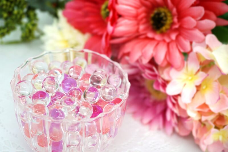 消臭剤と花の画像