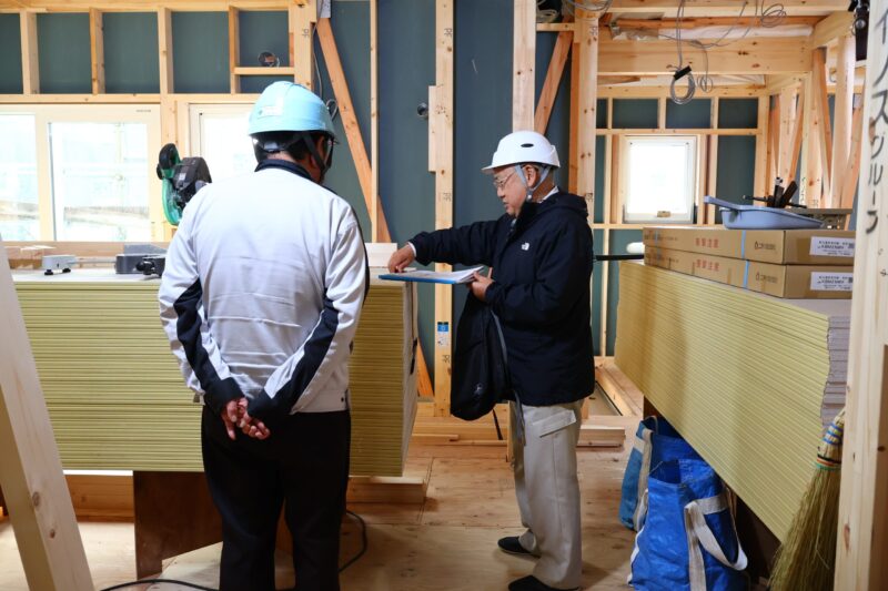 現場建物内をチェックする様子1