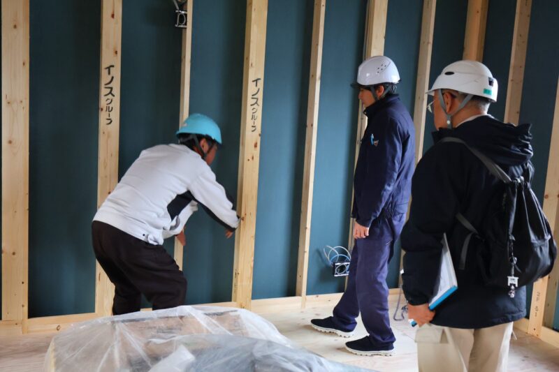 現場建物内をチェックする様子3