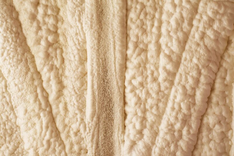 壁に吹き付けられた断熱材の画像