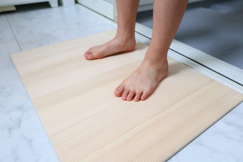 もみの木のバスマットに乗っている画像