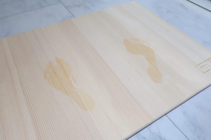 濡れた足で乗ると、もみの木が水分を吸収している様子