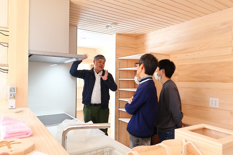 山田社長からの説明を受けるK様ご家族の画像