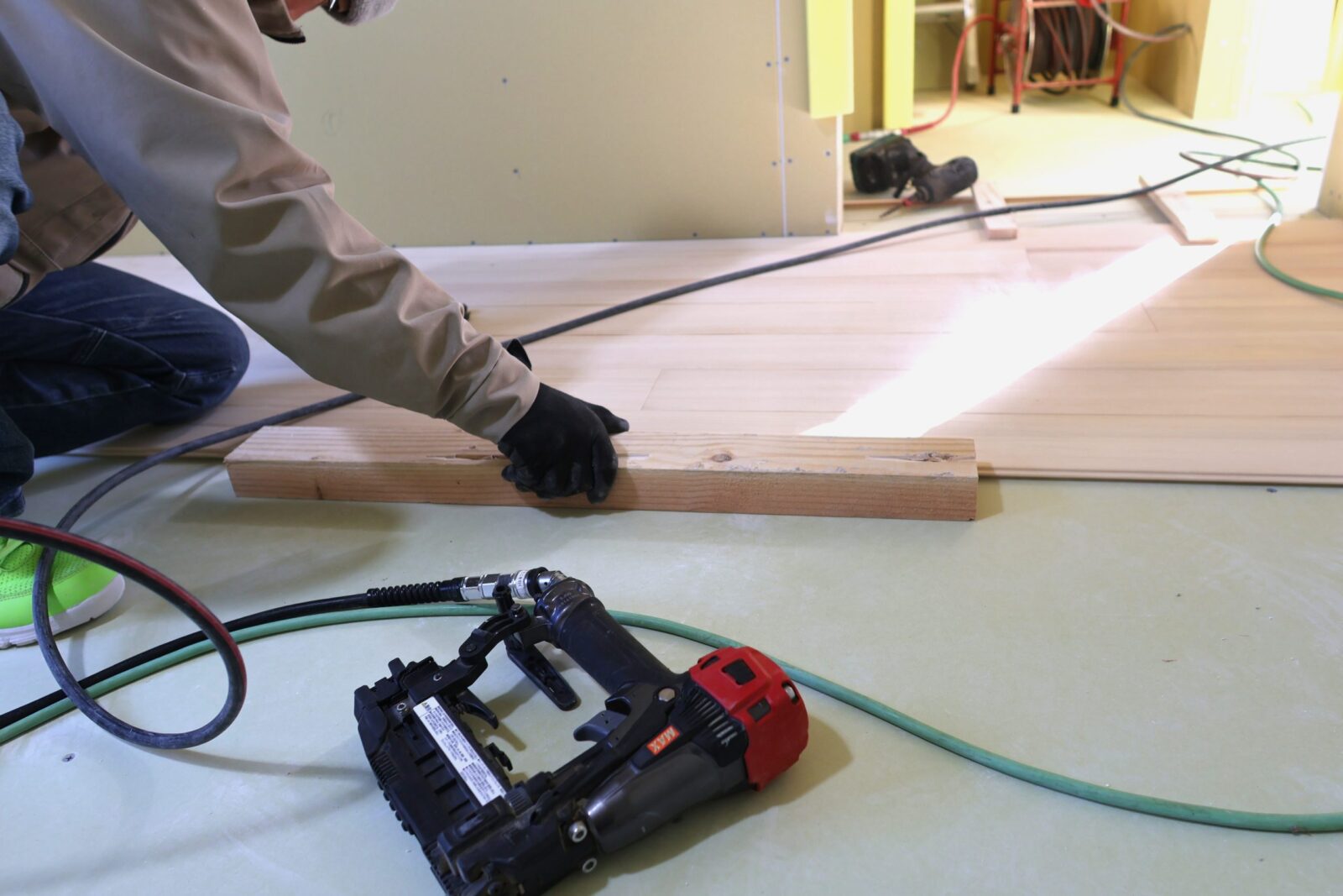 床板を丁寧に張っていく様子