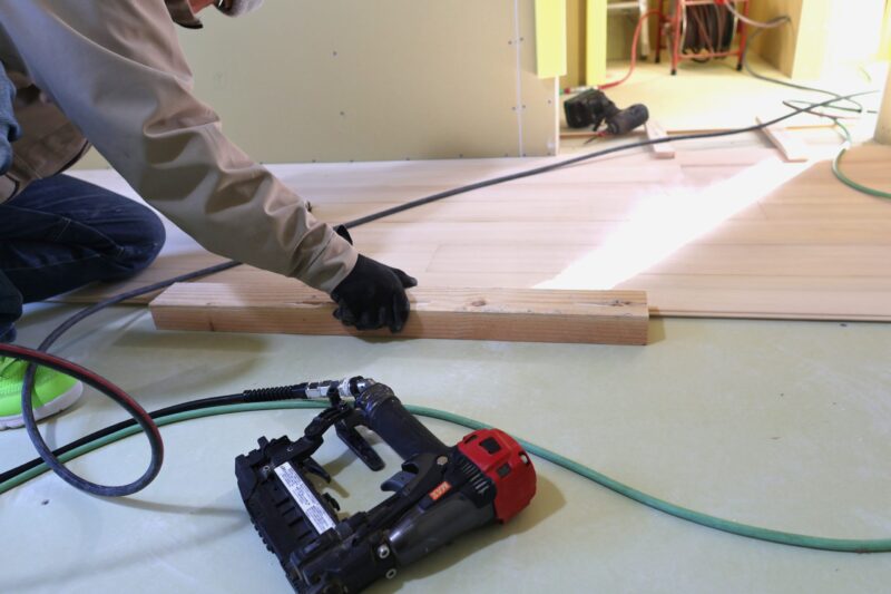 床板を丁寧に張っていく様子