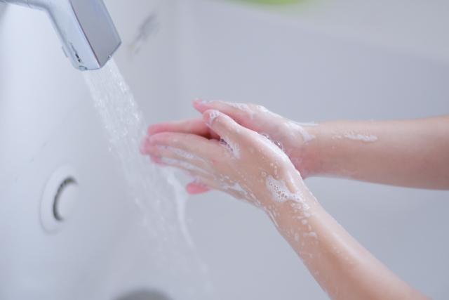 ウイルス対策として帰宅後すぐに手洗いをする画像