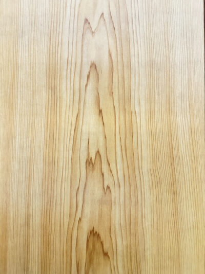 反りや狂いが出やすい木材の板目（いため）の木目パターン