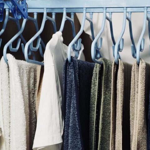 洗濯物を部屋干ししている画像