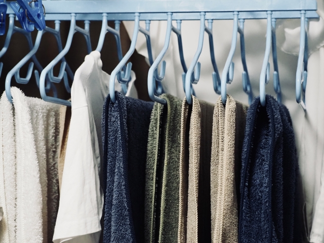 部屋干しの洗濯物の画像