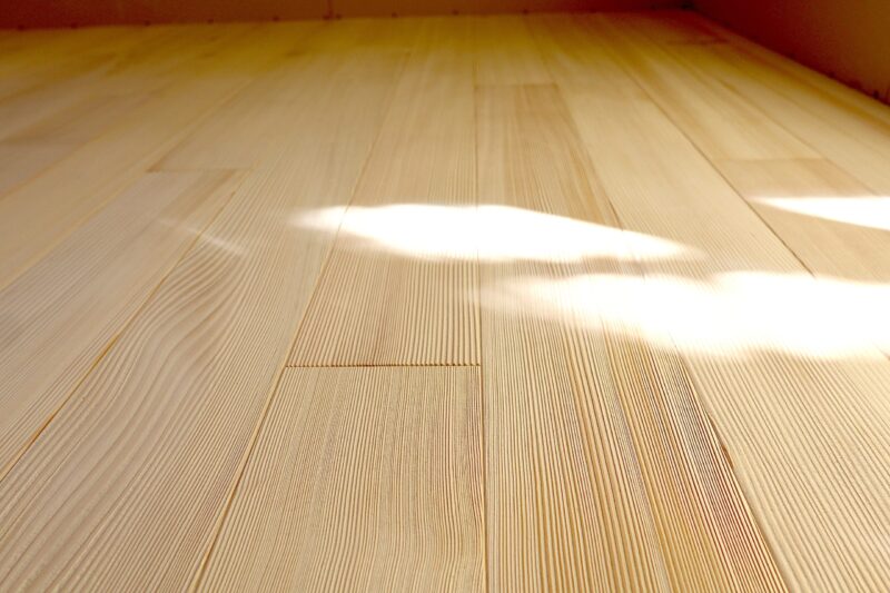 もみの木の床に窓の光が落ちる画像