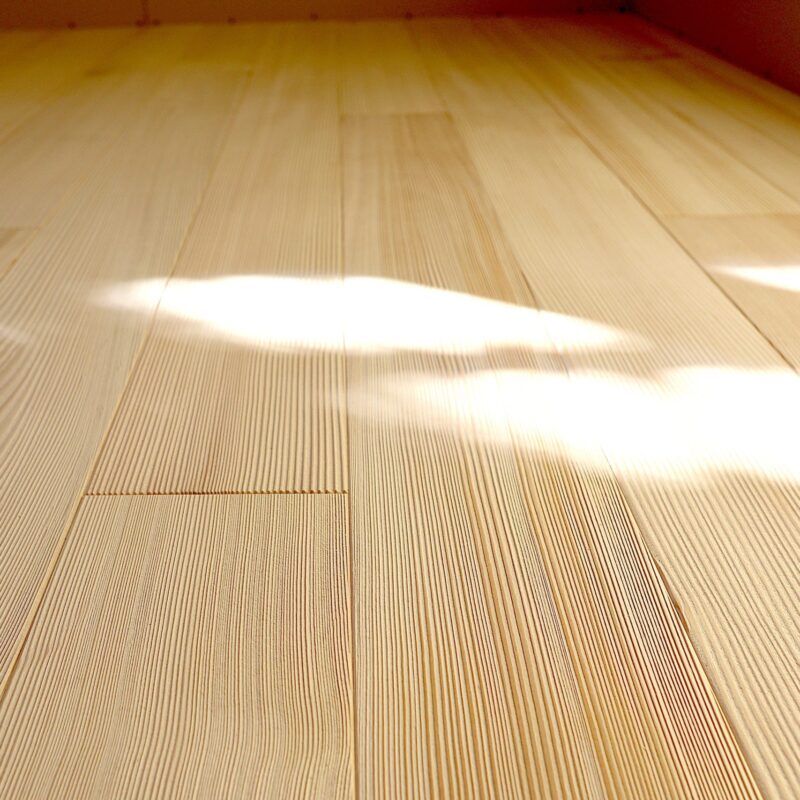 もみの木の床に窓の光が落ちる画像