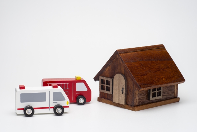 家と消防車・救急車の模型の画像